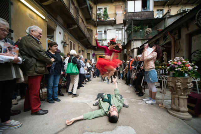 I danzatori della compagnia Egri Bianco Danza a Vita di borgo